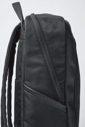 背面から斜めに走るジップで口が大きく開く