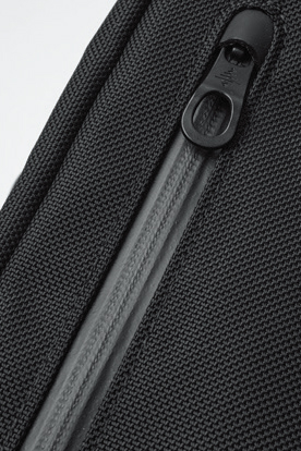 止水ジップを装備したサイドポケットも便利