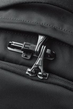 ファスナーを固定するロックシステム搭載