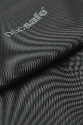 ワイヤーメッシュを内装した本体生地