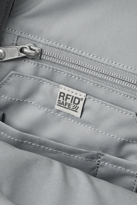 スキミング防止ポケットも当然装備