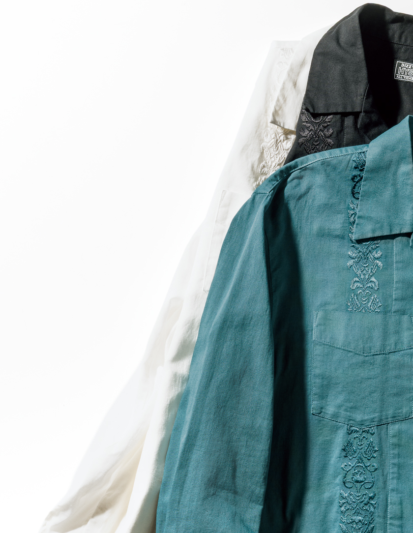 ギターストラップ風の刺繍でさりげない遊び心を注入