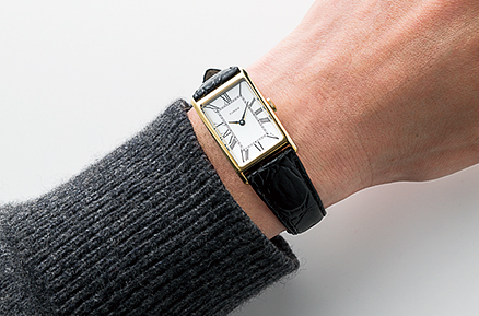 煌びやかな金ケースにして、小ぶりだから馴染みヨシ