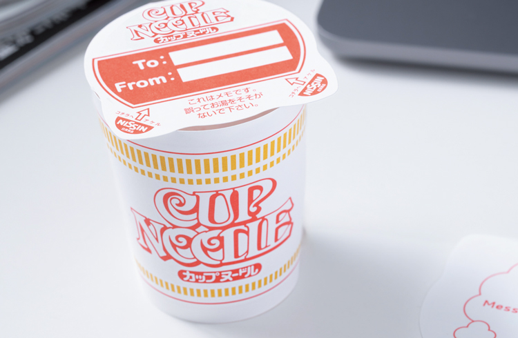 お湯を注ぐの厳禁!? 「カップヌードル」パッケージを再現した立体メモの遊び心