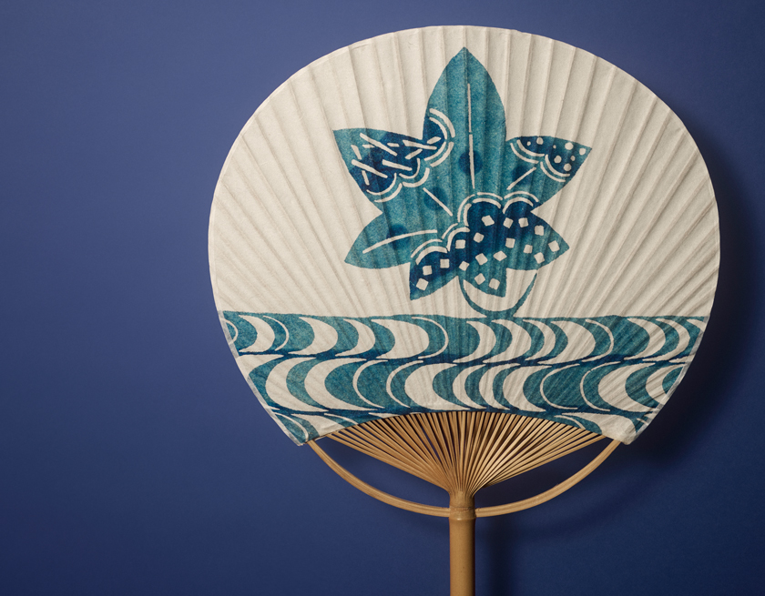 秘蔵の型絵染め和紙を使った名物うちわ