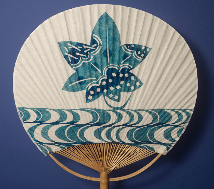 秘蔵の型絵染め和紙を使った名物うちわ
