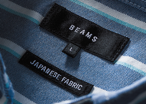 日本製の生地を示すタグがこだわりと高品質を静かに語る