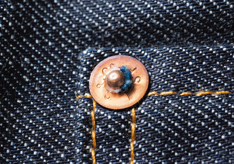 ハンマーで打ち込み布地を貫通させて留めたリベット