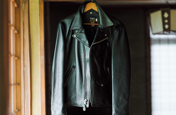 無骨さ控えめの「ショット」ラムライダースは10年後も着られる服飾資産だ